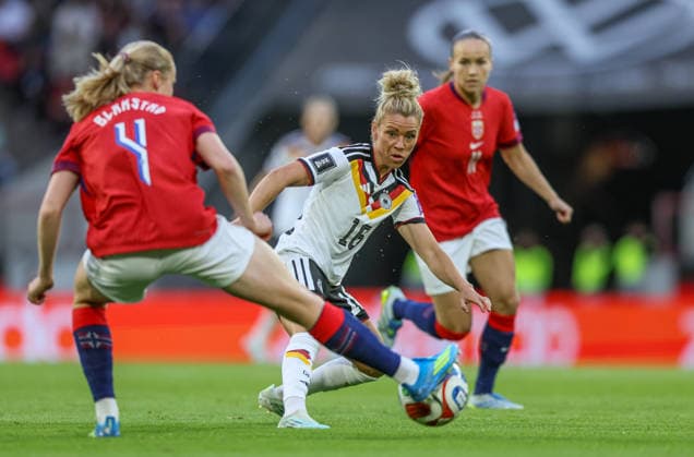 GER, Köln, Deutschland vs Norwegen, Länderspiel, Fussball, FIFA, Spielzeit 2026 2027, WM-Qualifikation, Rhein-Energie-Stadion, 5. Spieltag im Bild v.l.: Julie Blatstad (Norwegen), Linda Dallmann (Deutschland Frauen 16) DFB DFL REGULATIONS PROHIBIT ANY USE OF PHOTOGRAPHS AS IMAGE SEQUENCES AND OR QUASI-VIDEO, 05.06.2026 Copyright: HMBxMedia HendrikxHamelau