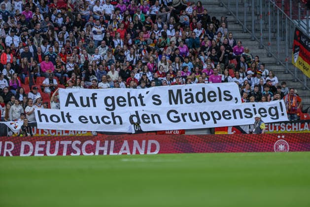GER, Köln, Deutschland vs Norwegen, Länderspiel, Fussball, FIFA, Spielzeit 2026 2027, WM-Qualifikation, Rhein-Energie-Stadion, 5. Spieltag im Bild: Fans Deutschland mit Banner und Botschaft für den Gruppensieg DFB DFL REGULATIONS PROHIBIT ANY USE OF PHOTOGRAPHS AS IMAGE SEQUENCES AND OR QUASI-VIDEO, 05.06.2026 Copyright: HMBxMedia HendrikxHamelau