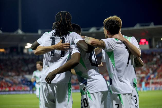 Fußball, Testspiel, Kanada - Irland International Friendly, Länderspiel, Nationalmannschaft Stade Saputo, MontrÃ Chiedozie Ogbene celebrates with team mates after he scores his sides 1st goal of the match 6 6 2026  Copyright: x INPHO RyanxByrnex RB2_9749
