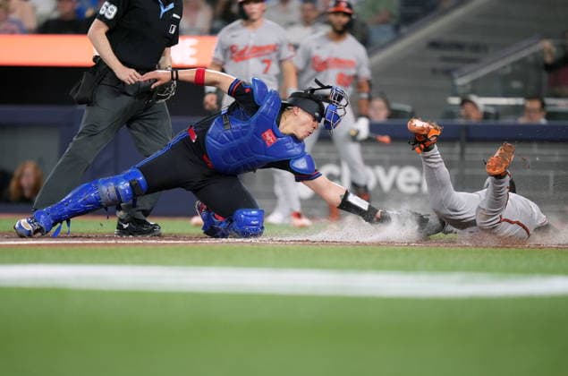 June 5, 2026, Toronto, On, CANADA: Baltimore Orioles Gunnar Henderson (2) scores a run as Toronto Blue Jays catcher Brandon Valenzuela (59) is late on the tag during sixth inning American League, MLB, Baseball Herren, USA baseball action in Toronto on Friday, June 5, 2026. Canada News - June 5, 2026 - ZUMAc35_ 20260605_zaf_c35_105 Copyright: xNathanxDenettex