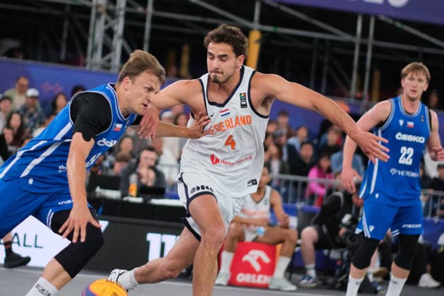 June 5, 2026, Warsaw, Masovian Voivodeship, Poland: Netherlands JAN DRIESSEN (4) and Czechia s FILIP NOVOTNY (9), ADAM RUZICKA (22) in action during a FIBA 3x3 Basketball World Cup men s last 16 game between Netherlands and Czechia in Warsaw, Poland. Warsaw Poland - ZUMAk204 20260605_zip_k204_013 Copyright: xRomanxKozielx