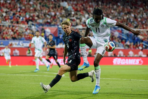 Fußball, Testspiel, Kanada - Irland International Friendly, Länderspiel, Nationalmannschaft Stade Saputo, MontrÃ Jaden Umeh in action with Jamie Knight-Lebel 6 6 2026  Copyright: x INPHO RyanxByrnex RB2_9802