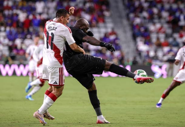 International soccer friendly - Haiti vs Peru Peru s Jairo Velez (L) in action against Haiti s Johny Placide during the International soccer friendly between Haiti and Peru in Miami, Florida, USA, 05 June 2026. MIAMI FLORIDA United States  Copyright: xCRISTOBALxHERRERA-ULASHKEVICHx