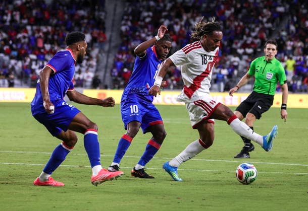 International soccer friendly - Haiti vs Peru Haiti s Jean-Ricner Bellegarde (C) in action against Peru s Andre Carrillo during the International soccer friendly between Haiti and Peru in Miami, Florida, USA, 05 June 2026. MIAMI FLORIDA United States  Copyright: xCRISTOBALxHERRERA-ULASHKEVICHx