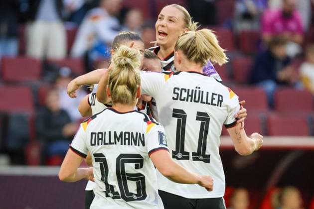 Köln, Deutschland: 05.06. 2026 - WM Qualifikationsspiel Deutschland vs. Norwegen Im Bild: Torschützin und Debütantin Marie Müller Mueller (Deutschland), verdeckt, macht das Tor zum 1:0 für Deutschland und jubelt mit ihren Mannschaftskolleginnen Copyright: HMBxMedia MadeleinexFantini