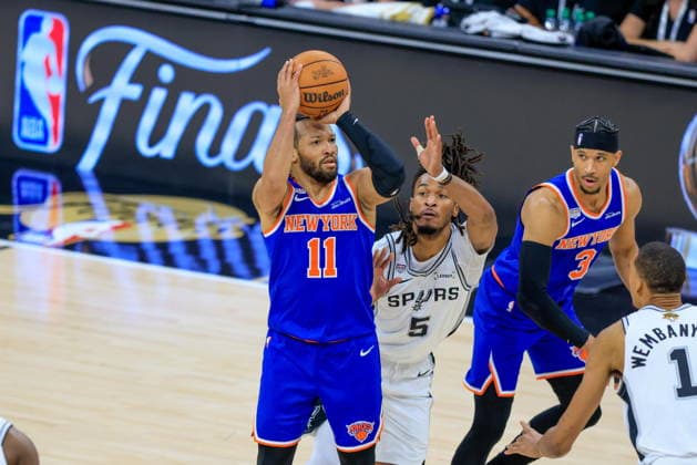NBA, Basketball Herren, USA Finals Game 2 - New York Knicks at San Antonio Spurs New York Knicks guard Jalen Brunson (C) shoots over San Antonio Spurs guard Stephon Castle (3-R) during Game 2 of the NBA Finals between the San Antonio Spurs and the New York Knicks in San Antonio, Texas, USA, 05 June 2026. San Antonio United States  Copyright: xADAMxDAVISx