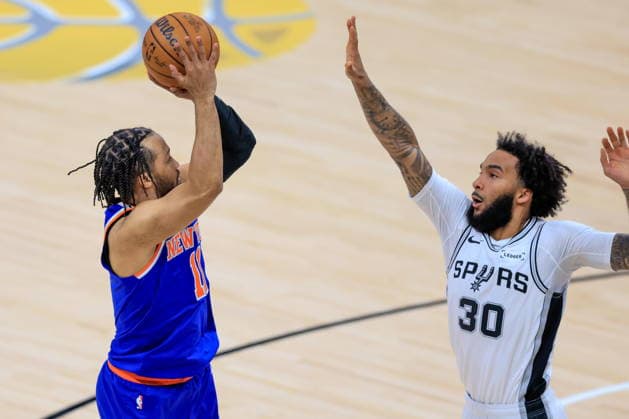 NBA, Basketball Herren, USA Finals Game 2 - New York Knicks at San Antonio Spurs New York Knicks guard Jalen Brunson (L) shoots over San Antonio Spurs forward Julian Champagnie (R) during Game 2 of the NBA Finals between the San Antonio Spurs and the New York Knicks in San Antonio, Texas, USA, 05 June 2026. San Antonio United States  Copyright: xADAMxDAVISx