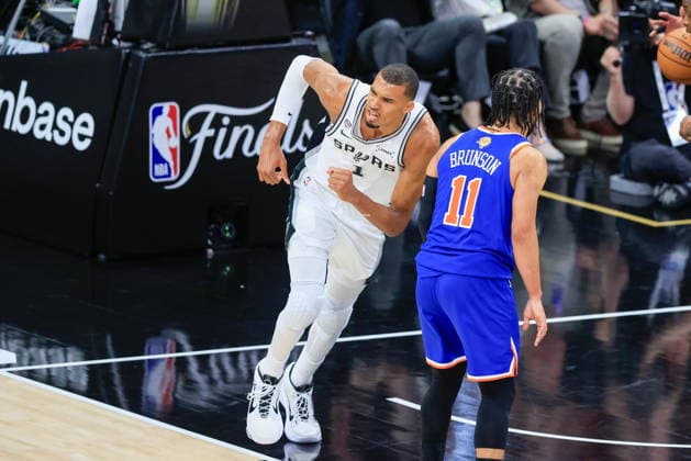 NBA, Basketball Herren, USA Finals Game 2 - New York Knicks at San Antonio Spurs San Antonio Spurs forward Victor Wembanyama (L) reacts after a dunk during Game 2 of the NBA Finals between the San Antonio Spurs and the New York Knicks in San Antonio, Texas, USA, 05 June 2026. San Antonio United States  Copyright: xADAMxDAVISx