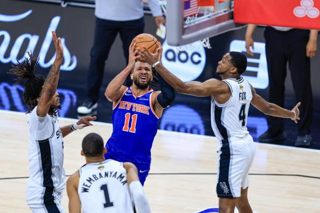 NBA, Basketball Herren, USA Finals Game 2 - New York Knicks at San Antonio Spurs New York Knicks guard Jalen Brunson (C) takes a shot in between San Antonio Spurs guard Stephon Castle (L), San Antonio Spurs forward Victor Wembanyama (2-L) and San Antonio Spurs guard De Aaron Fox (R) during Game 2 of the NBA Finals between the San Antonio Spurs and the New York Knicks in San Antonio, Texas, USA, 05 June 2026. San Antonio United States  Copyright: xADAMxDAVISx