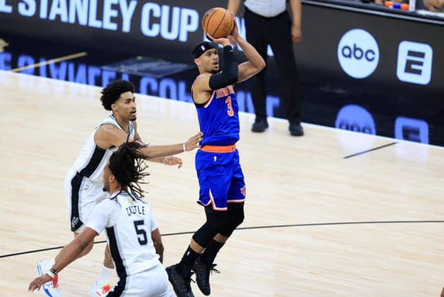 NBA, Basketball Herren, USA Finals Game 2 - New York Knicks at San Antonio Spurs New York Knicks guard Josh Hart (R) makes a basket past San Antonio Spurs guard Stephon Castle (L) during Game 2 of the NBA Finals between the San Antonio Spurs and the New York Knicks in San Antonio, Texas, USA, 05 June 2026. San Antonio United States  Copyright: xADAMxDAVISx