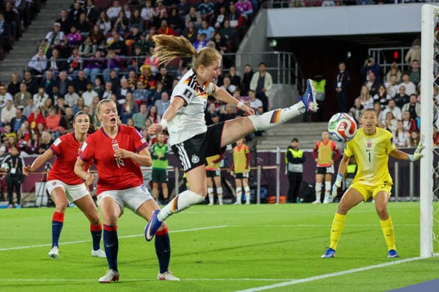 Köln, Deutschland: 05.06. 2026 - WM Qualifikationsspiel Deutschland vs. Norwegen Im Bild: v.li. Ingrid Engen (Norwegen), Mathilde Harviken (Norwegen), Sjoeke Nüsken Nuesken (Deutschland) und Torhüterin Cecilie Fiskerstrand (Norwegen) Copyright: HMBxMedia MadeleinexFantini
