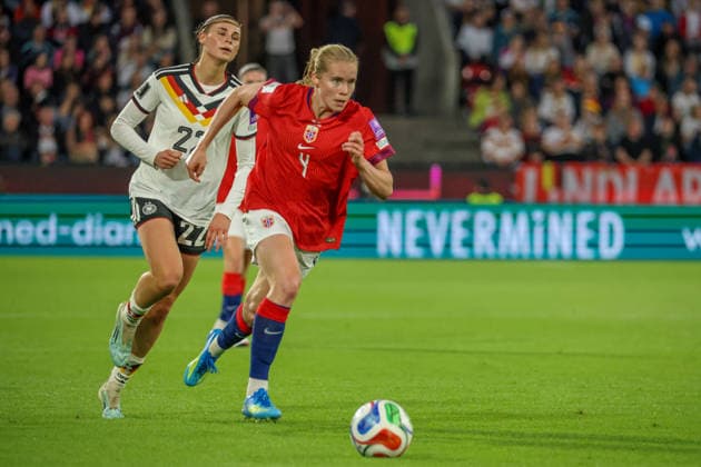 Köln, Deutschland: 05.06. 2026 - WM Qualifikationsspiel Deutschland vs. Norwegen Im Bild: v.li. Jule Brand (Deutschland) und Julie Blakstad (Norwegen) Copyright: HMBxMedia MadeleinexFantini