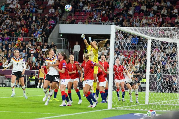 Köln, Deutschland: 05.06. 2026 - WM Qualifikationsspiel Deutschland vs. Norwegen Im Bild: Torhüterin Cecilie Fiskerstrand (Norwegen) faustet den Ball vom Tor weg und verhindert ein Tor für Deutschland Copyright: HMBxMedia MadeleinexFantini