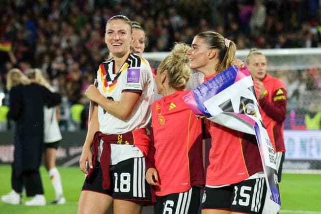 Köln, Deutschland: 05.06. 2026 - WM Qualifikationsspiel Deutschland vs. Norwegen Im Bild: v.li. Melissa Kössler Koessler (Deutschland), Linda Dallmann (Deutschland) und Selina Cerci (Deutschland) feiern mit dem offiziellen WM qualified Banner die gesicherte Teilnahme an der WM 2027 in Brasilien Copyright: HMBxMedia MadeleinexFantini