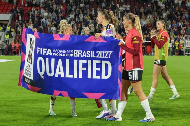 Köln, Deutschland: 05.06. 2026 - WM Qualifikationsspiel Deutschland vs. Norwegen Im Bild: v.li. Linda Dallmann (Deutschland) Melissa Kössler Koessler (Deutschland),und Selina Cerci (Deutschland) feiern mit dem offiziellen WM qualified Banner die gesicherte Teilnahme an der WM 2027 in Brasilien Copyright: HMBxMedia MadeleinexFantini