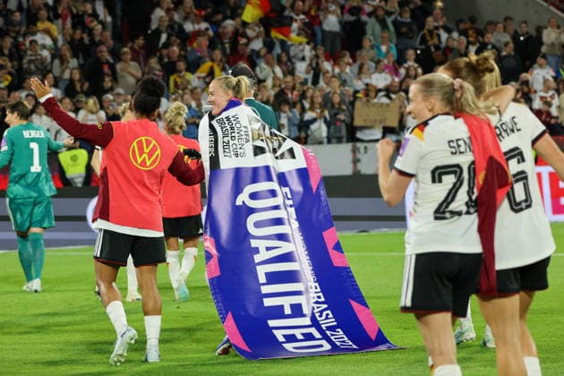 Köln, Deutschland: 05.06. 2026 - WM Qualifikationsspiel Deutschland vs. Norwegen Im Bild: v.li. Shekiera Martinez (Deutschland) und Lea Schüller Schueller (Deutschland) feiern mit dem offiziellen WM qualified Banner die gesicherte Teilnahme an der WM 2027 in Brasilien Copyright: HMBxMedia MadeleinexFantini