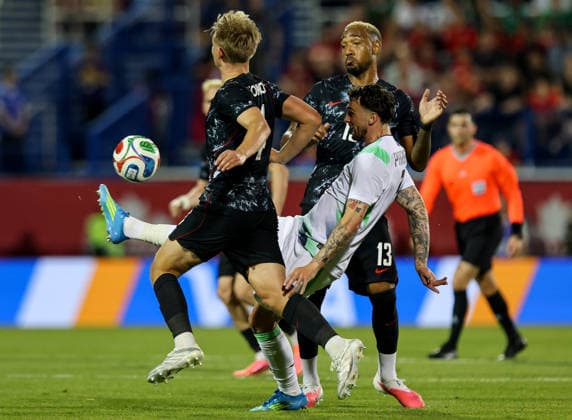 International Friendly, Länderspiel, Nationalmannschaft Stade Saputo, MontrÃ Troy Parrott is tackled by Jamie Knight-Lebel and Derek Cornelius 6 6 2026  Copyright: x INPHO RyanxByrnex RB1_1223
