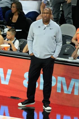 NBA, Basketball Herren, USA Finals Game 2 - New York Knicks at San Antonio Spurs New York Knicks head coach Mike Brown looks on during Game 2 of the NBA Finals between the San Antonio Spurs and the New York Knicks in San Antonio, Texas, USA, 05 June 2026. San Antonio United States  Copyright: xADAMxDAVISx