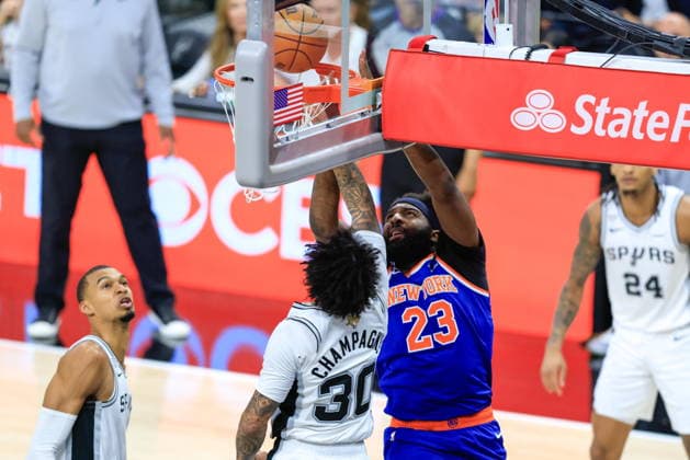 NBA, Basketball Herren, USA Finals Game 2 - New York Knicks at San Antonio Spurs New York Knicks center Mitchell Robinson (C-R) dunks over San Antonio Spurs forward Julian Champagnie (C-L) during Game 2 of the NBA Finals between the San Antonio Spurs and the New York Knicks in San Antonio, Texas, USA, 05 June 2026. San Antonio United States  Copyright: xADAMxDAVISx