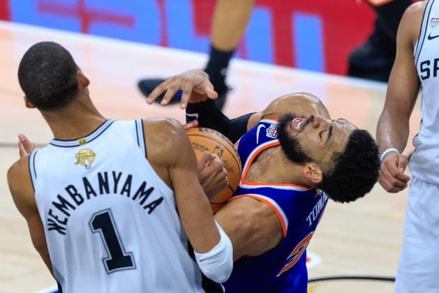 NBA, Basketball Herren, USA Finals Game 2 - New York Knicks at San Antonio Spurs San Antonio Spurs forward Victor Wembanyama (L) and New York Knicks center Karl-Anthony Towns (R) battle for the ball during Game 2 of the NBA Finals between the San Antonio Spurs and the New York Knicks in San Antonio, Texas, USA, 05 June 2026. San Antonio United States  Copyright: xADAMxDAVISx