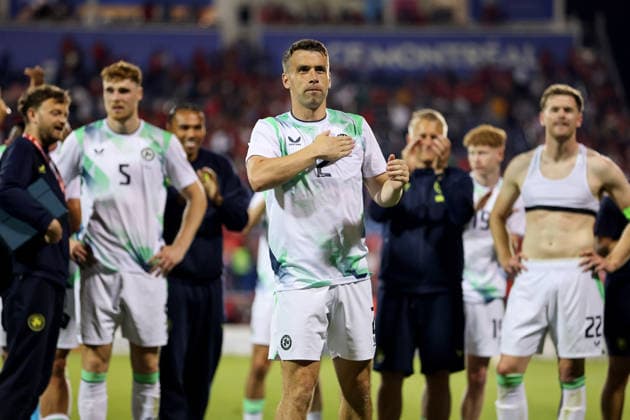 Fußball, Testspiel, Kanada - Irland International Friendly, Länderspiel, Nationalmannschaft Stade Saputo, MontrÃ Seamus Coleman applauds the travelling fans 6 6 2026  Copyright: x INPHO RyanxByrnex RB2_0289