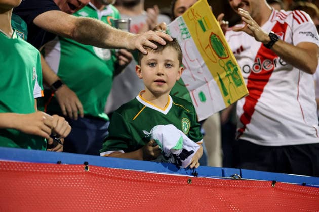 Fußball, Testspiel, Kanada - Irland International Friendly, Länderspiel, Nationalmannschaft Stade Saputo, MontrÃ A young Ireland fan with Jake O Brien™s jersey after the match 6 6 2026  Copyright: x INPHO RyanxByrnex RB2_0419