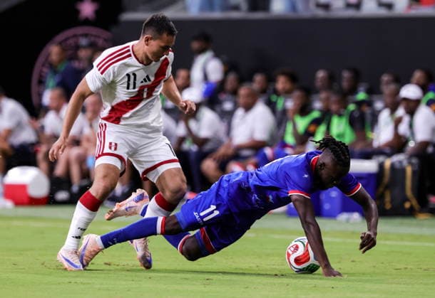 International soccer friendly - Haiti vs Peru epaselect Peru s Jairo Velez (L) in action against Haiti s Louicius Deedson during the International soccer friendly between Haiti and Peru in Miami, Florida, USA, 05 June 2026. MIAMI FLORIDA United States  Copyright: xCRISTOBALxHERRERA-ULASHKEVICHx