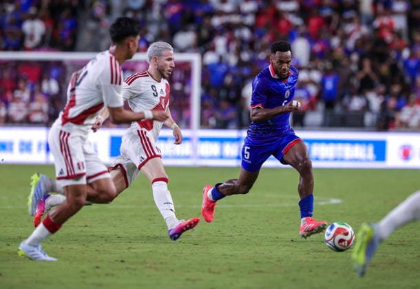 International soccer friendly - Haiti vs Peru Peru s Adrian Ugarriza (L) in action against Haiti s Hannes Delcroix during the International soccer friendly between Haiti and Peru in Miami, Florida, USA, 05 June 2026. MIAMI FLORIDA United States  Copyright: xCRISTOBALxHERRERA-ULASHKEVICHx