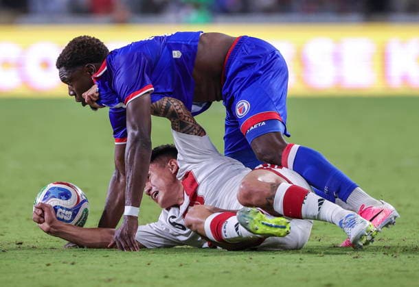 International soccer friendly - Haiti vs Peru Haiti s Dominique Simon (top) in action against Peru Jesus Pretell during the International soccer friendly between Haiti and Peru in Miami, Florida, USA, 05 June 2026. MIAMI FLORIDA United States  Copyright: xCRISTOBALxHERRERA-ULASHKEVICHx