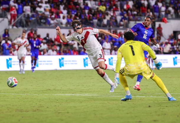 International soccer friendly - Haiti vs Peru Haiti s Lenny Joseph (R) in action against Peru s Fabio Gruber (L) and Peru s Pedro Gallese during the International soccer friendly between Haiti and Peru in Miami, Florida, USA, 05 June 2026. MIAMI FLORIDA United States  Copyright: xCRISTOBALxHERRERA-ULASHKEVICHx