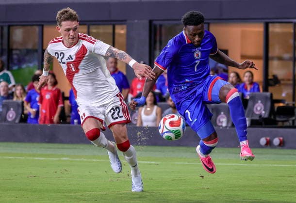 International soccer friendly - Haiti vs Peru Peru s Oliver Sonne (L) in action against Haiti s Derrick Etienne Jr during the International soccer friendly between Haiti and Peru in Miami, Florida, USA, 05 June 2026. MIAMI FLORIDA United States  Copyright: xCRISTOBALxHERRERA-ULASHKEVICHx