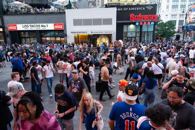 June 5, 2026, New York City, New York, USA: New York Knicks Basketball Team Watch Party in front of Madison Square Garden ( 33rd street and 7th avenue ) during the New York Knicks vs San Antonio Spurs Championship Finals. NY Knicks Watch Party  - ZUMAt442 20260605_znp_t442_002 Copyright: xBillyxTompkinsx