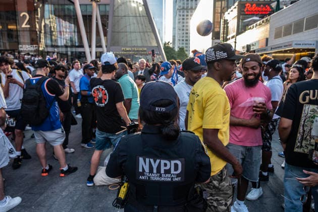 June 5, 2026, New York City, New York, USA: New York Knicks Basketball Team Watch Party in front of Madison Square Garden ( 33rd street and 7th avenue ) during the New York Knicks vs San Antonio Spurs Championship Finals. NY Knicks Watch Party  - ZUMAt442 20260605_znp_t442_008 Copyright: xBillyxTompkinsx