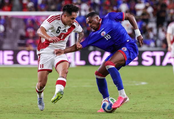 International soccer friendly - Haiti vs Peru Peru s Jesus Pretell (L) in action against Haiti s Lenny Joseph during the International soccer friendly between Haiti and Peru in Miami, Florida, USA, 05 June 2026. MIAMI FLORIDA United States  Copyright: xCRISTOBALxHERRERA-ULASHKEVICHx