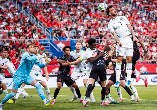 Fußball, Testspiel, Kanada - Irland June 5, 2026, Montreal, Pq, Canada: Le joueur de l Irlande Troy Parrott (7) fait do vier le ballon de la toÂªte dans la surface de ro paration lors d un match amical contre le Canada, le 5 juin 2026, au stade Saputo. LA PRESSE CANADIENNE Canada News - June 5, 2026  - ZUMAc35_ 20260605_zaf_c35_117 Copyright: xChristopherxKatsarovx
