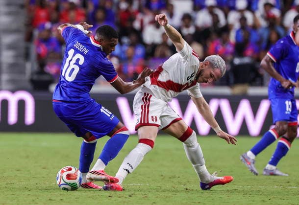 International soccer friendly - Haiti vs Peru Haiti s Lenny Joseph (L) in action against Peru Forward Adrian Ugarriza during the International soccer friendly between Haiti and Peru in Miami, Florida, USA, 05 June 2026. MIAMI FLORIDA United States  Copyright: xCRISTOBALxHERRERA-ULASHKEVICHx