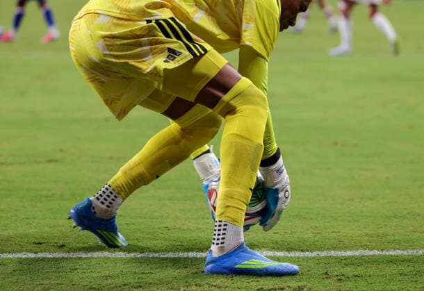 International soccer friendly - Haiti vs Peru Peru s Pedro Gallese catches the ball during the International soccer friendly between Haiti and Peru in Miami, Florida, USA, 05 June 2026. MIAMI FLORIDA United States  Copyright: xCRISTOBALxHERRERA-ULASHKEVICHx