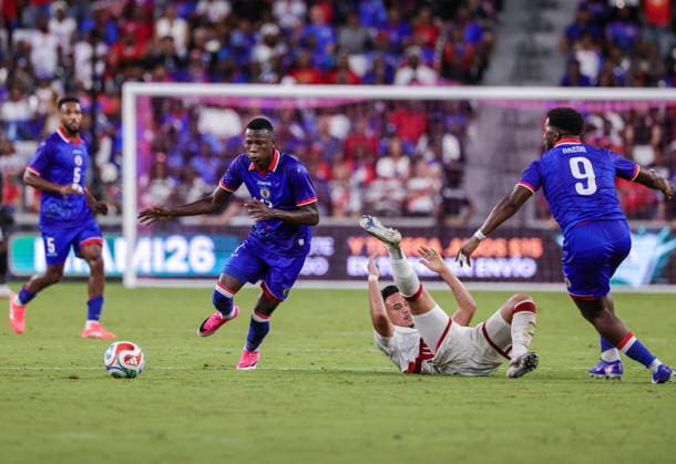 International soccer friendly - Haiti vs Peru Haiti s Danley Jean Jacques (L) in action against Peru s Adrian Ugarriza during the International soccer friendly between Haiti and Peru in Miami, Florida, USA, 05 June 2026. MIAMI FLORIDA United States  Copyright: xCRISTOBALxHERRERA-ULASHKEVICHx