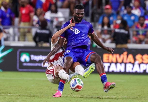 International soccer friendly - Haiti vs Peru Peru s Renzo Garces (L) in action against Haiti s Frantzdy Pierrot during the International soccer friendly between Haiti and Peru in Miami, Florida, USA, 05 June 2026. MIAMI FLORIDA United States  Copyright: xCRISTOBALxHERRERA-ULASHKEVICHx