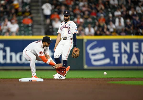 June 2, 2026, Houston, Texas, United States: Houston Astros shortstop Jeremy PeoÂ±a (3) fields a ground ball for an out in the first inning during an MLB, Baseball Herren, USA game against the Pittsburgh Pirates on Tuesday June 2, 2026 at Daikin Park in Houston, Texas. The Pirates defeated the Astros 10-6. MLB: Pittsburgh Pirates At Houston Astros  - ZUMAw132 20260602_zap_w132_049 Copyright: xTomxWalkox