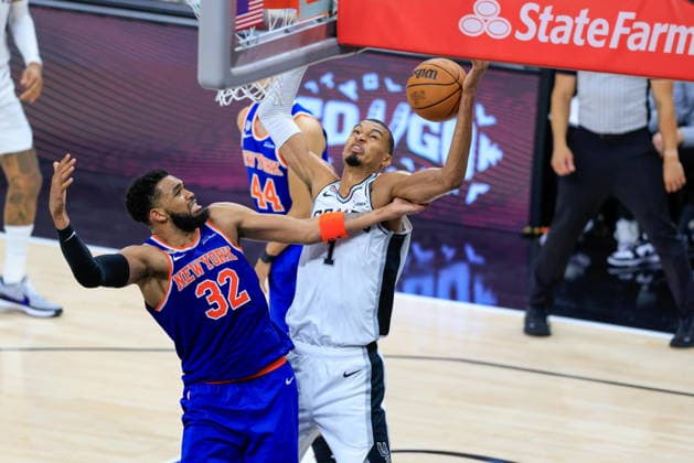 NBA, Basketball Herren, USA Finals Game 2 - New York Knicks at San Antonio Spurs New York Knicks center Karl-Anthony Towns (L) and San Antonio Spurs forward Victor Wembanyama (R) battle for the ball during Game 2 of the NBA Finals between the San Antonio Spurs and the New York Knicks in San Antonio, Texas, USA, 05 June 2026. San Antonio United States  Copyright: xADAMxDAVISx