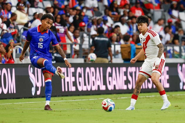 MIAMI, FL - JUNE 5: Haiti midfielder Rueben Providence (15) kicks the ball as Peru midfielder Kenji Cabrera (7) looks on the ball during the International Friendly, Länderspiel, Nationalmannschaft game between Haiti and Peru at NU Stadium on June 5, 2026 in Miami,Florida.(Photo by Chris Arjoon Icon Sportswire) SOCCER: JUN 05 Haiti vs Peru EDITORIAL USE ONLY Icon2605060010004