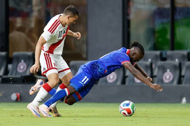 MIAMI, FL - JUNE 5: Peru midfielder Jairo VÃ lez (11) and Haiti forward Louicius Don Deedson (11) clash for the ball during the International Friendly, Länderspiel, Nationalmannschaft game between Haiti and Peru at NU Stadium on June 5, 2026 in Miami,Florida.(Photo by Chris Arjoon Icon Sportswire) SOCCER: JUN 05 Haiti vs Peru EDITORIAL USE ONLY Icon2605060010005