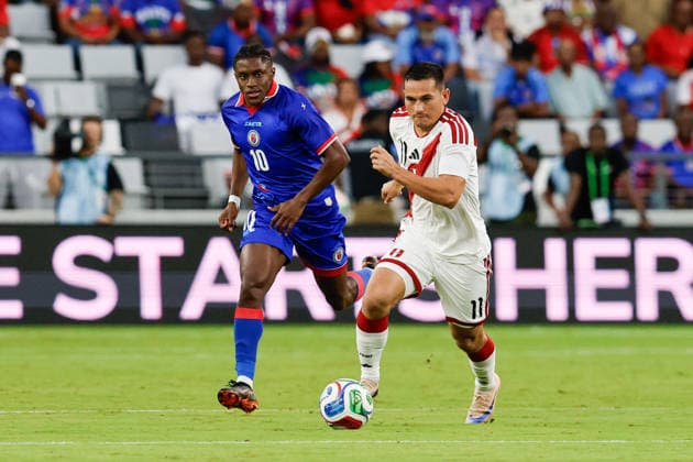MIAMI, FL - JUNE 5: Peru midfielder Jairo VÃ lez (11) runs with the ball as Haiti midfielder Jean-Ricner Bellegarde (10) looks on during the International Friendly, Länderspiel, Nationalmannschaft game between Haiti and Peru at NU Stadium on June 5, 2026 in Miami,Florida.(Photo by Chris Arjoon Icon Sportswire) SOCCER: JUN 05 Haiti vs Peru EDITORIAL USE ONLY Icon2605060010006