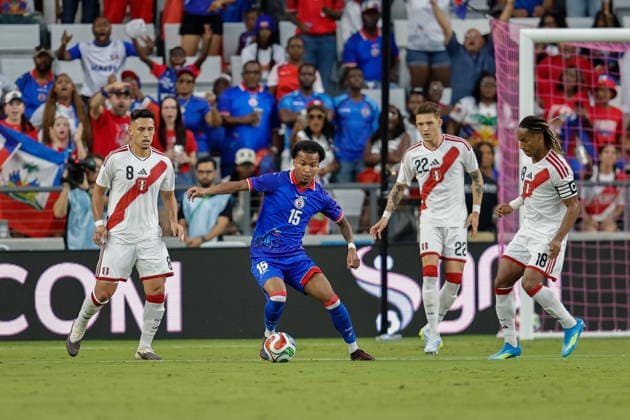 MIAMI, FL - JUNE 5: Haiti midfielder Rueben Providence (15) controls the ball during the International Friendly, Länderspiel, Nationalmannschaft game between Haiti and Peru at NU Stadium on June 5, 2026 in Miami,Florida.(Photo by Chris Arjoon Icon Sportswire) SOCCER: JUN 05 Haiti vs Peru EDITORIAL USE ONLY Icon2605060010008