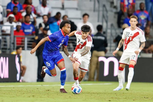 MIAMI, FL - JUNE 5: Haiti midfielder Rueben Providence (15) controls the ball as Peru forward Kenji Cabrera (7) looks on during the International Friendly, Länderspiel, Nationalmannschaft game between Haiti and Peru at NU Stadium on June 5, 2026 in Miami,Florida.(Photo by Chris Arjoon Icon Sportswire) SOCCER: JUN 05 Haiti vs Peru EDITORIAL USE ONLY Icon2605060010009