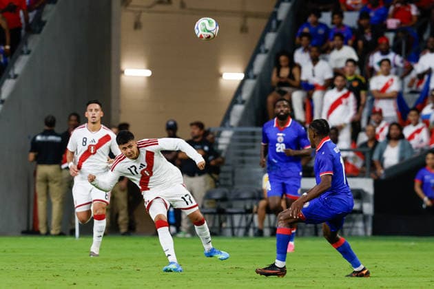 MIAMI, FL - JUNE 5: Haiti midfielder Jean Jacques Danley (17) kicks the ball during the International Friendly, Länderspiel, Nationalmannschaft game between Haiti and Peru at NU Stadium on June 5, 2026 in Miami,Florida.(Photo by Chris Arjoon Icon Sportswire) SOCCER: JUN 05 Haiti vs Peru EDITORIAL USE ONLY Icon2605060010012