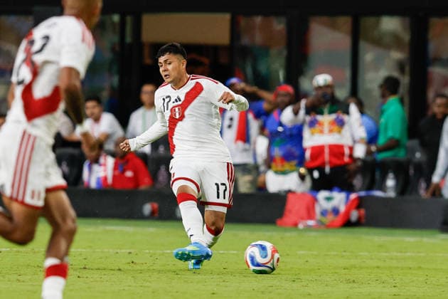 MIAMI, FL - JUNE 5: Haiti midfielder Jean Jacques Danley (17) kicks the ball during the International Friendly, Länderspiel, Nationalmannschaft game between Haiti and Peru at NU Stadium on June 5, 2026 in Miami,Florida.(Photo by Chris Arjoon Icon Sportswire) SOCCER: JUN 05 Haiti vs Peru EDITORIAL USE ONLY Icon2605060010014