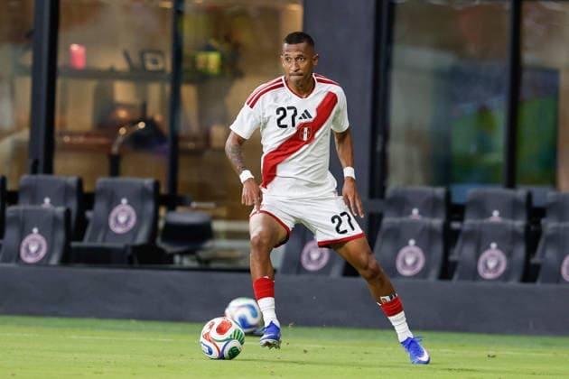 MIAMI, FL - JUNE 5: Peru forward Jhonny Vidales (27) controls the ball during the International Friendly, Länderspiel, Nationalmannschaft game between Haiti and Peru at NU Stadium on June 5, 2026 in Miami,Florida.(Photo by Chris Arjoon Icon Sportswire) SOCCER: JUN 05 Haiti vs Peru EDITORIAL USE ONLY Icon2605060010015