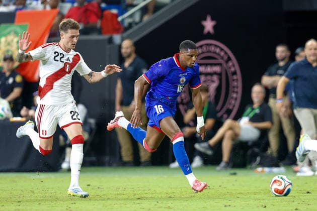 MIAMI, FL - JUNE 5: Haiti forward Lenny Joseph (16) controls the ball as Peru defender Oliver Sonne (22) looks on during the International Friendly, Länderspiel, Nationalmannschaft game between Haiti and Peru at NU Stadium on June 5, 2026 in Miami,Florida.(Photo by Chris Arjoon Icon Sportswire) SOCCER: JUN 05 Haiti vs Peru EDITORIAL USE ONLY Icon2605060010017